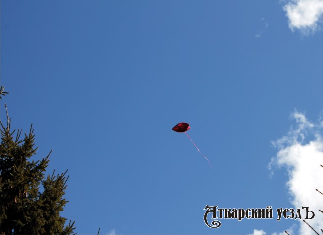 Воздушный шарик в чистом небе