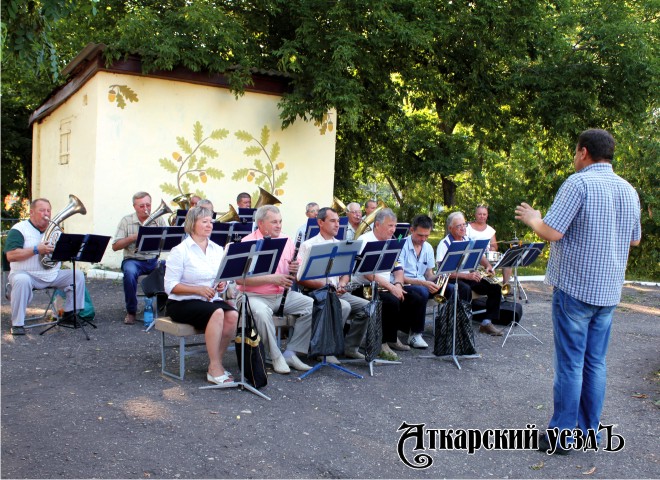 Духовые оркестры Саратовской области устроят шествие по Театральной площади