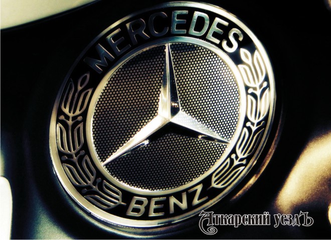 Шильдик Mercedes Benz на капоте