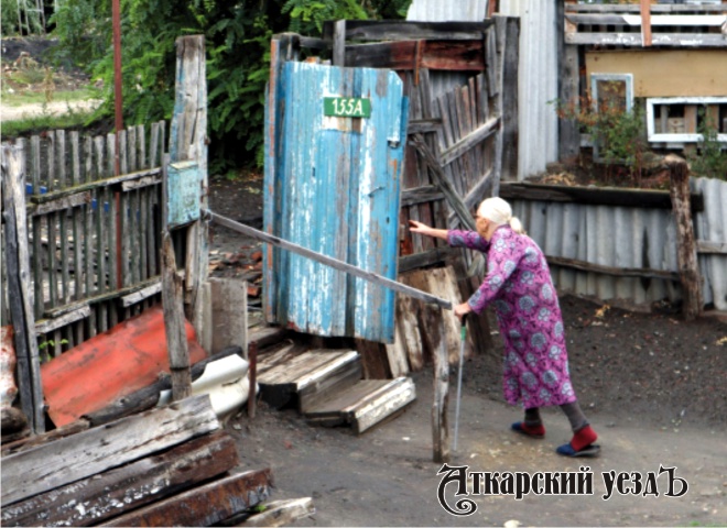 91-летняя аткарчанка сама роет траншеи, чтобы защитить свой дом
