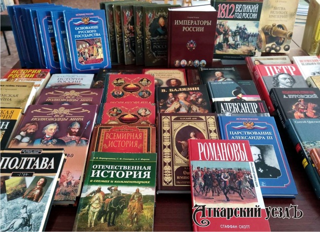 Семья жителей Аткарска подарила библиотеке 200 исторических книг