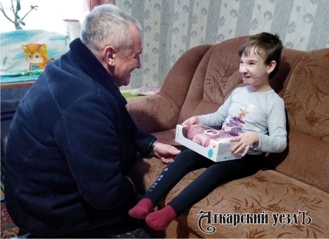 Депутат облдумы исполнил новогодние желания двух аткарских детей