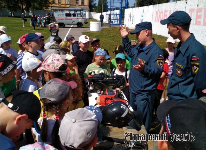 На стадионе Локомотив 250 детей научили безопасно проводить лето