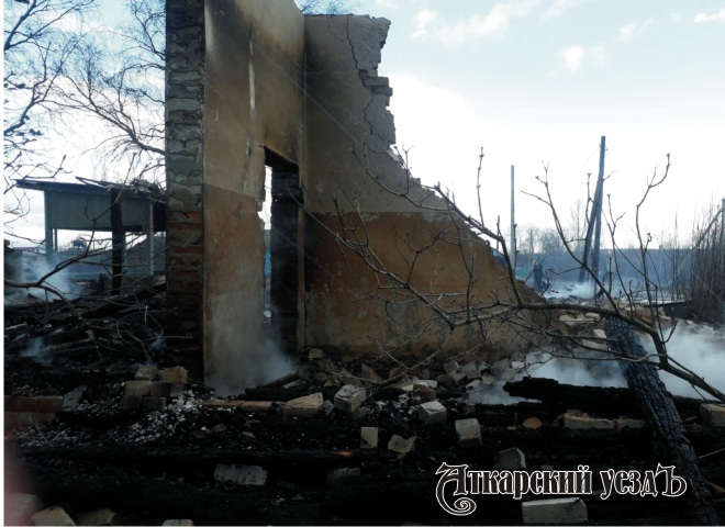 В селе Марфино сгорели бесхозное здание и автомобиль Ford Focus