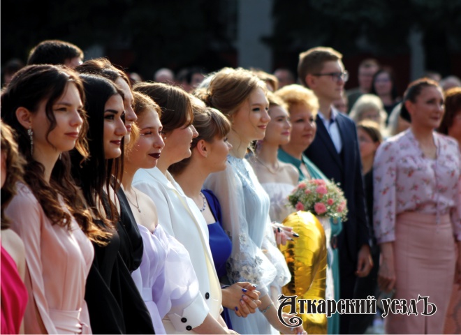 В добрый путь: 107 выпускников из Аткарска попрощались со школой