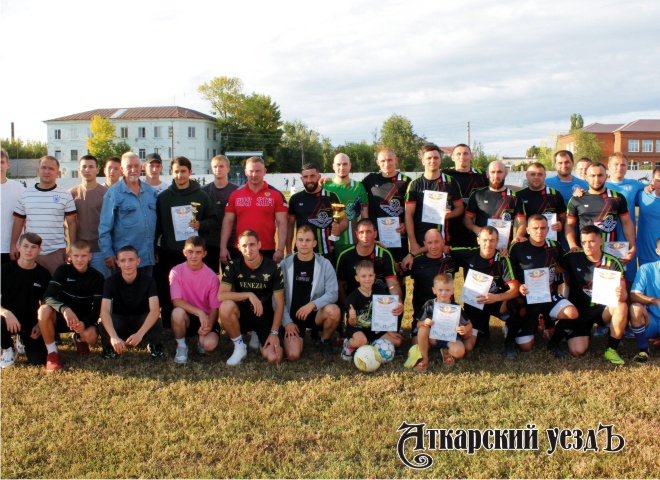 «Локомотив» вновь стал сильнейшей командой Аткарска по футболу