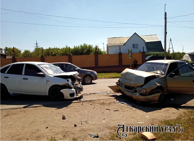 В столкновении Daewoo Nexia и Lada Granta пострадали два человека