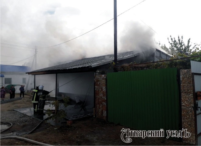Аткарские пожарные ликвидировали возгорание в гараже на Гагарина