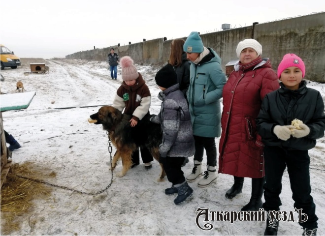 Жители с. Даниловка привезли гостинцы в приют для собак «Надежда»