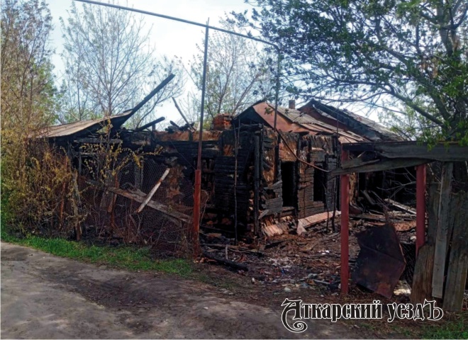 В г. Аткарске огонь уничтожил заброшенный дом по улице Московской