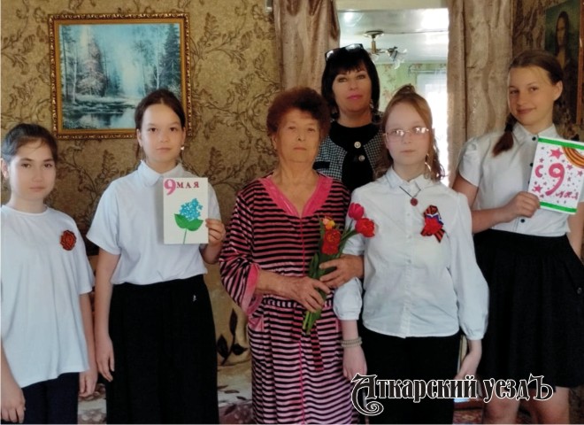 Школьники Аткарска поздравили с праздником вдов участников ВОВ