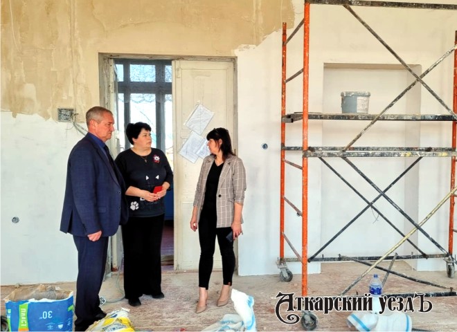 Депутат облдумы осмотрел ремонт в школе № 10 и детсаду «Яблочко»