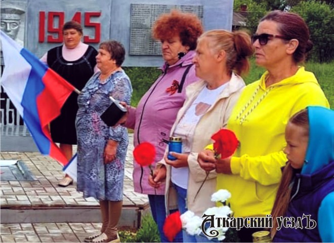 Жители с. Даниловка принесли цветы к памятнику павшим землякам