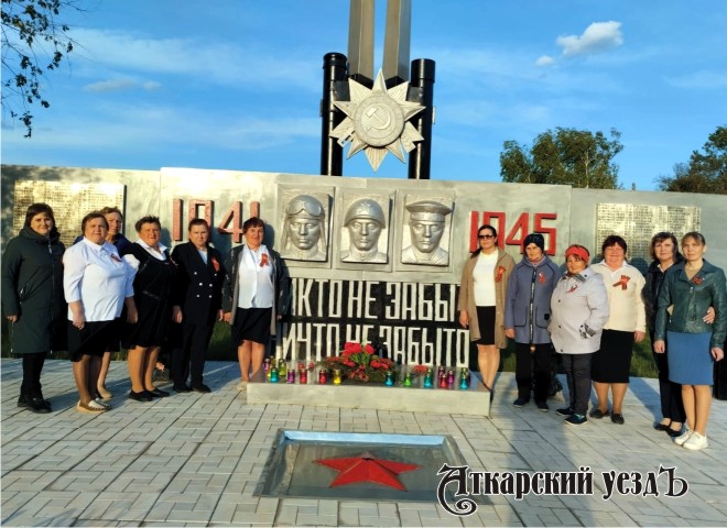 Жители Даниловки зажгли свечи у монумента павшим односельчанам