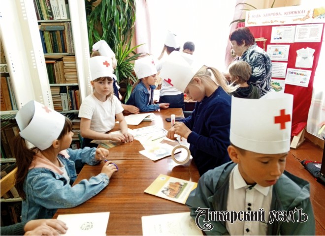Дети из Большой Екатериновки отремонтировали 25 книг в библиотеке