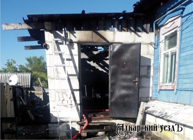 В Аткарске на улице Карла Маркса огонь уничтожил пристройку дома