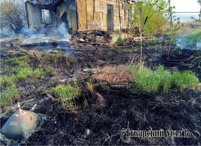 Неизвестный курильщик спалил заброшенный дом в аткарском селе