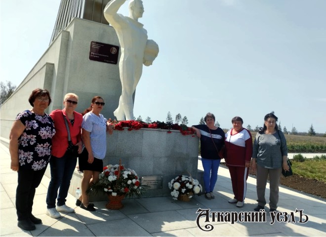 Аткарские пенсионеры посетили место приземления Юрия Гагарина