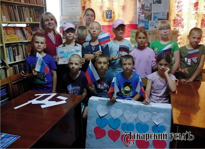 В библиотеке села Барановка детвора собрала триколор из сердечек