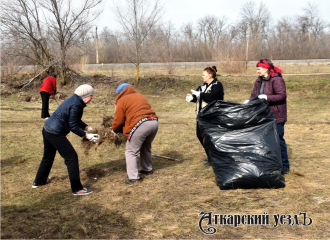 «Серебряные» волонтёры убрали мусор около Барановского переезда