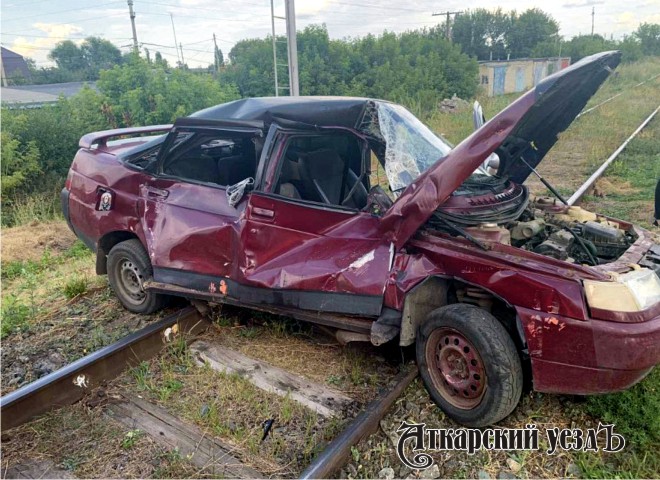 Рельсовый автобус Калининск — Аткарск столкнулся с автомобилем