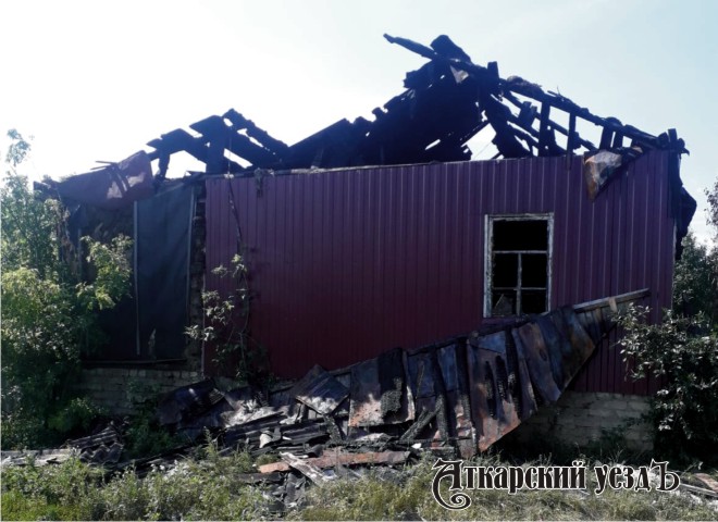 Из-за замыкания проводки сгорел частный дом на улице Ломоносова