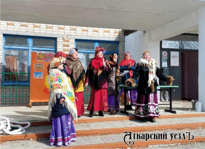 В Барановке избирателей угощали блинами и развлекали конкурсами