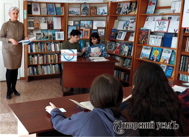 Студентов в стенах библиотеки Аткарска готовили быть избирателями