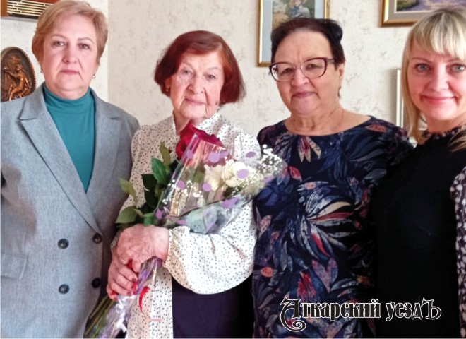 Аткарчане поздравили с 90-летием Валентину Григорьевну Красову