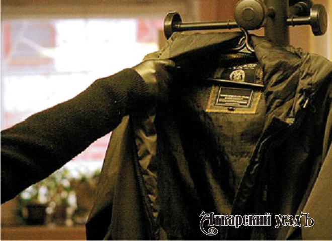 Полиция задержала аткарчанку, похитившую куртку из частного дома