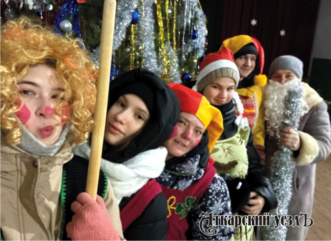 В посёлке Лопуховка колядующих угостили сладостями и дали денежек