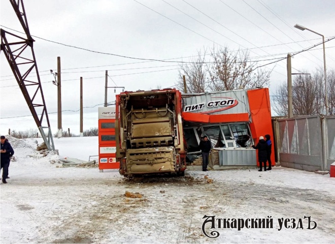 В городе Аткарске КамАЗ столкнулся с Infiniti и врезался в автозаправку