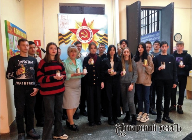 Студенты из г. Аткарска изготовили 30 блиндажных свечей для фронта