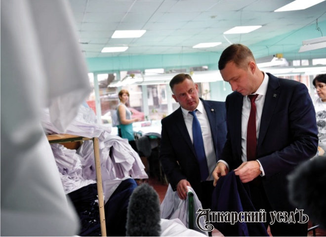 Губернатор Роман Бусаргин на швейной фабрике в Аткарске