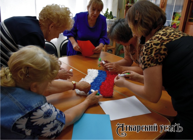 Пожилые аткарчане изготовили объемную аппликацию флага России
