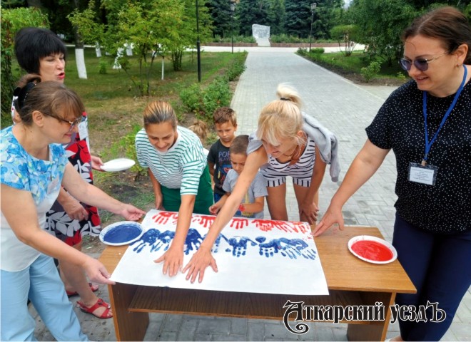 Юные жители Аткарска нарисовали флаг России своими ладошками