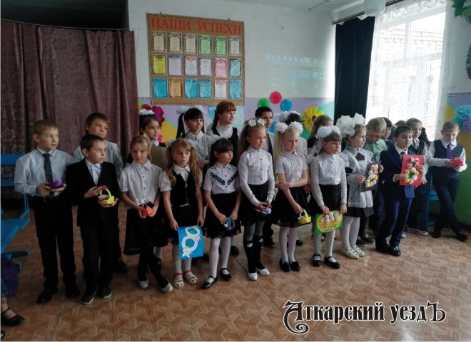 Сельские школьники подготовили концерт «Есть в марте день особый»
