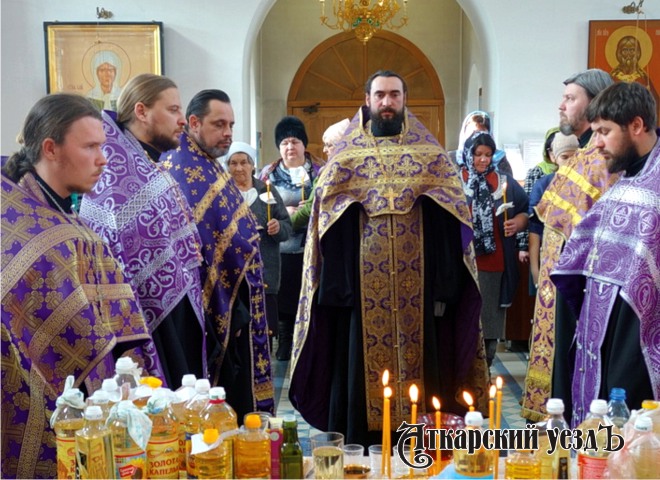 В Таинстве Елеосвящения в Петропавловском храме поучаствовали 87 аткарчан