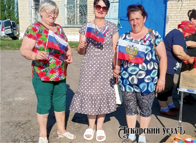 Жителям аткарского села раздали ленточки цветов российского флага