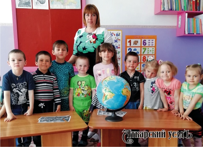 В День Земли малыши из Большой Екатериновки познакомились с глобусом
