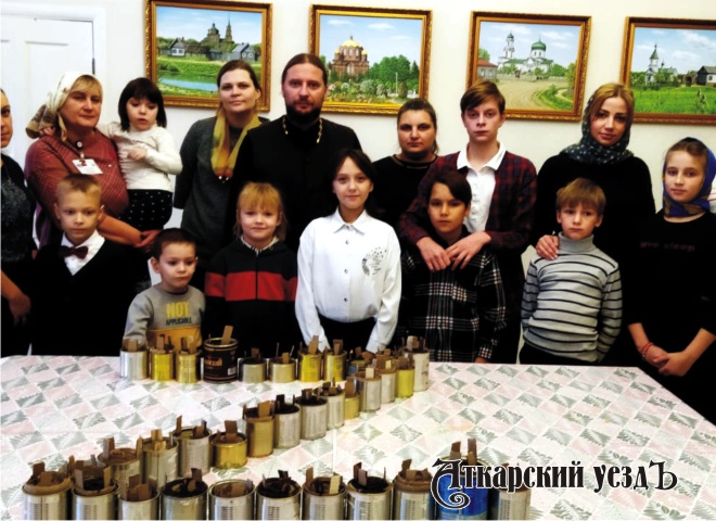 Аткарские многодетные семьи сделали окопные свечи для нужд СВО