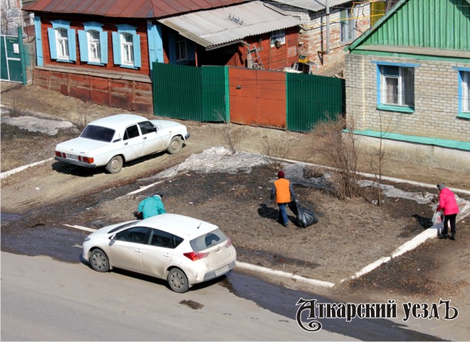 Рабочие убирают улицу в Аткарске Саратовской области