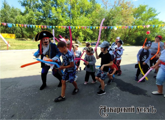 Волонтёры и женсовет подарили сельским детям пиратский праздник