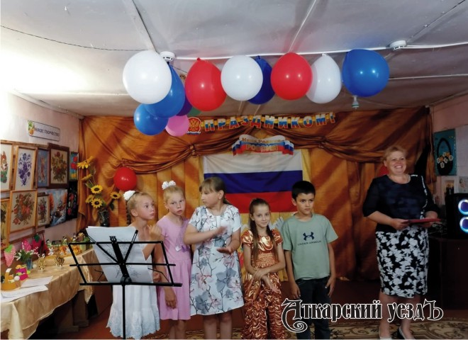 На концерте ко Дню России в селе Барановке спели и взрослые, и дети