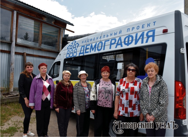 Пожилые аткарчане играли в мяч на берегу р. Аткары и собирали травы