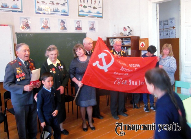 Ветераны вручили копию Знамени Победы Даниловской школе