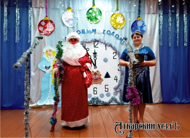 Жители аткарского села получили призы и подарки от Дедушки Мороза