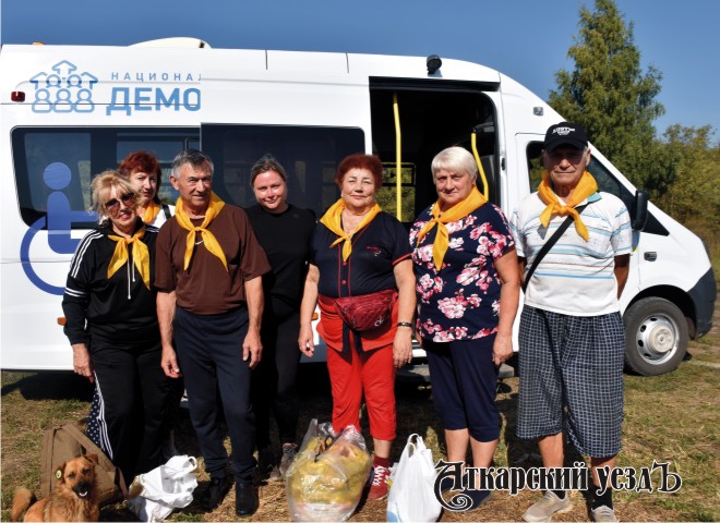 «Серебряные» волонтёры из Аткарска помогли приюту для животных