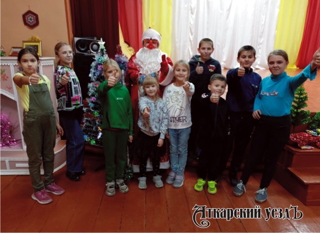 В селе под Аткарском дети поздравили Деда Мороза с днём рождения