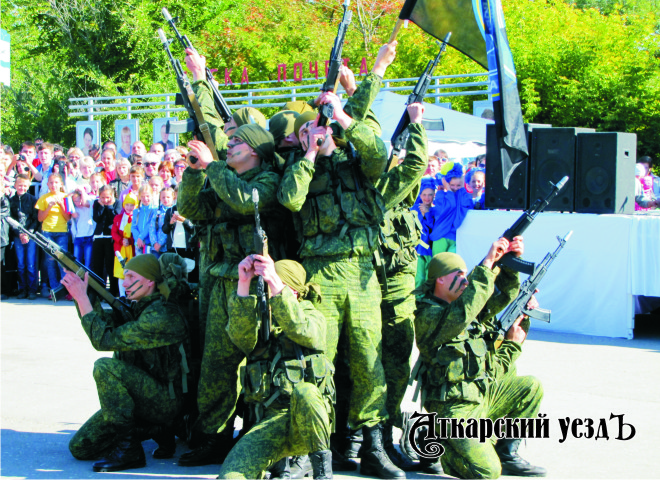 Выступление военных на Дне города в Аткарске